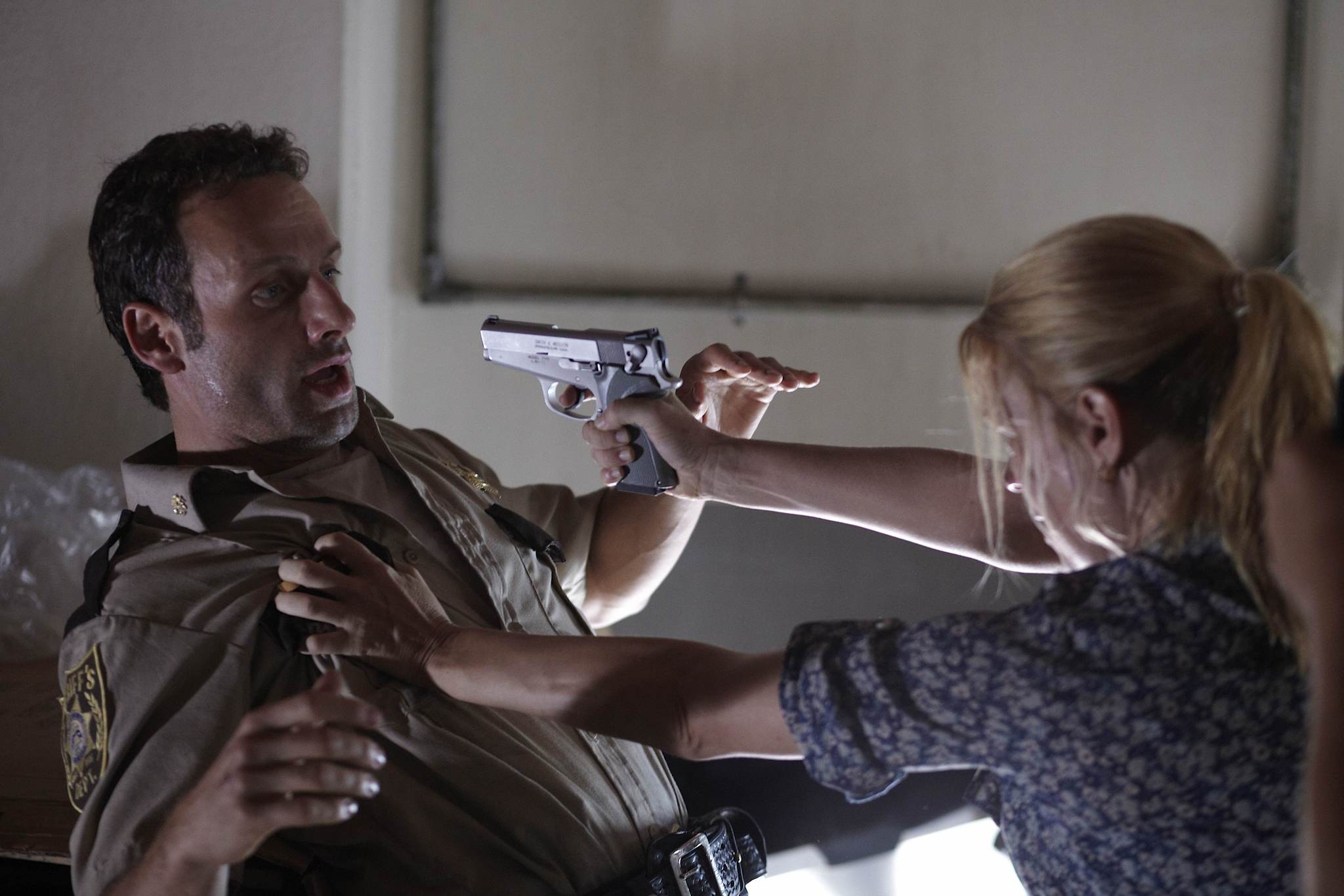 Still of Laurie Holden and Andrew Lincoln in Vaiksciojantys negyveliai (2010)