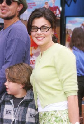 Sherilyn Fenn, Toulouse Holliday and Myles Holliday at event of Chicken Run (2000)