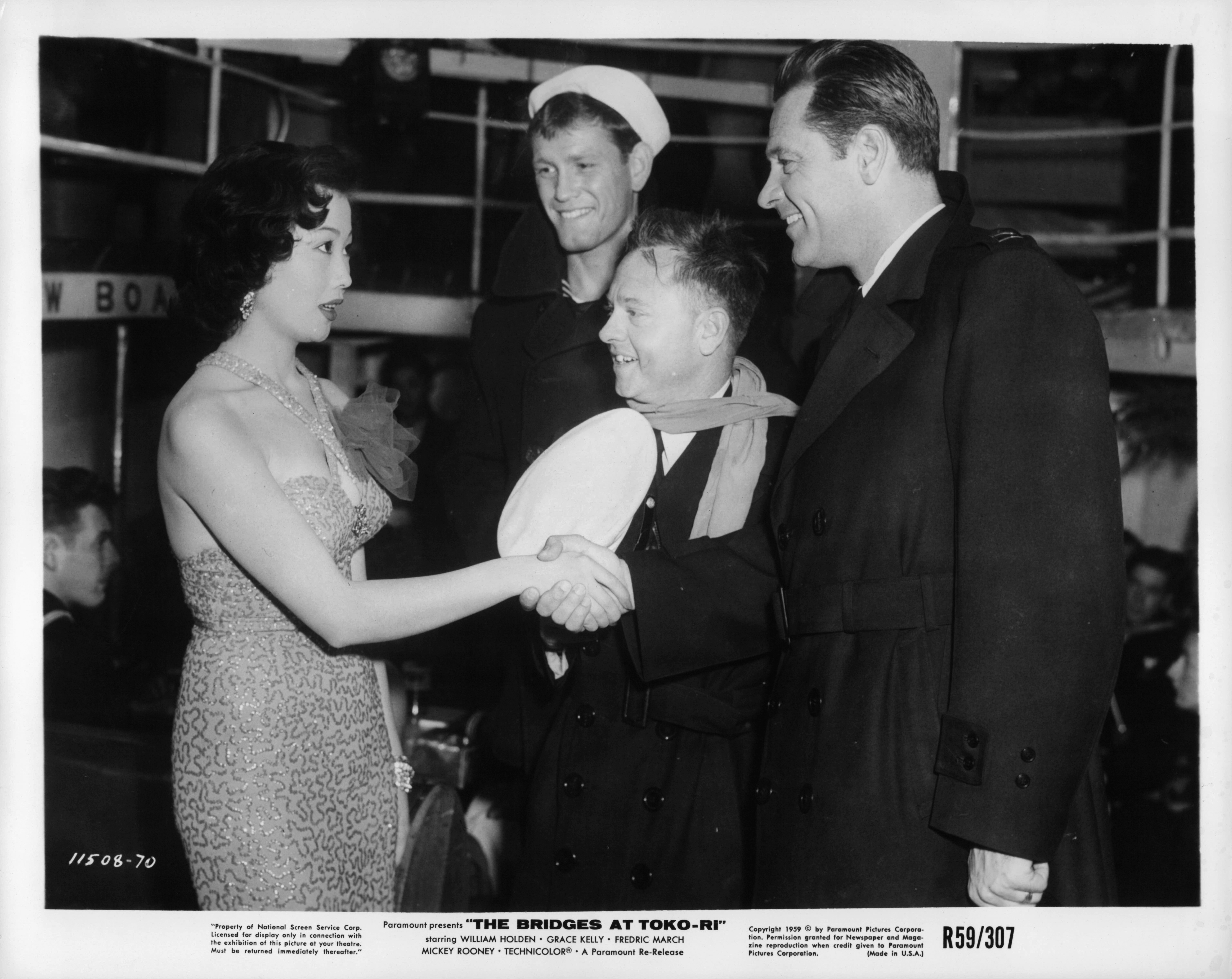 Still of William Holden, Mickey Rooney, Keiko Awaji and Earl Holliman in The Bridges at Toko-Ri (1954)