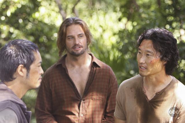 Still of Josh Holloway and Ken Leung in Dinge (2004)