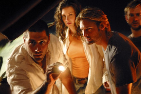 Still of Matthew Fox, Josh Holloway, Dominic Monaghan and Evangeline Lilly in Dinge (2004)