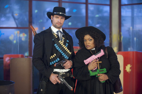 Still of Josh Holloway and Yvette Nicole Brown in Community (2009)