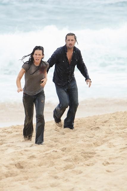 Still of Josh Holloway and Evangeline Lilly in Dinge (2004)