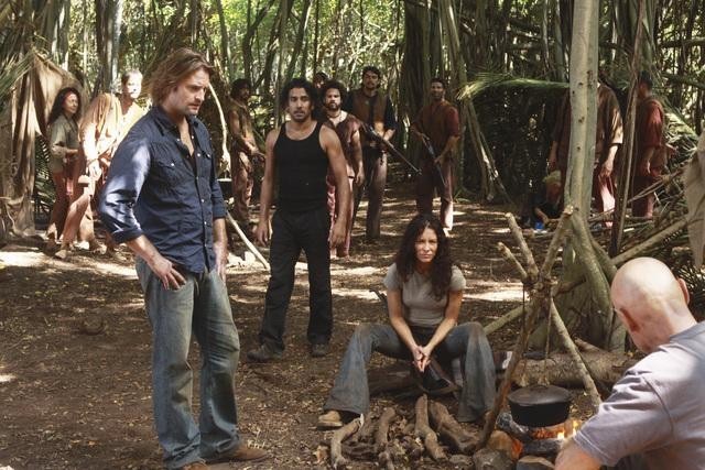 Still of Naveen Andrews, Josh Holloway, Terry O'Quinn and Evangeline Lilly in Dinge (2004)
