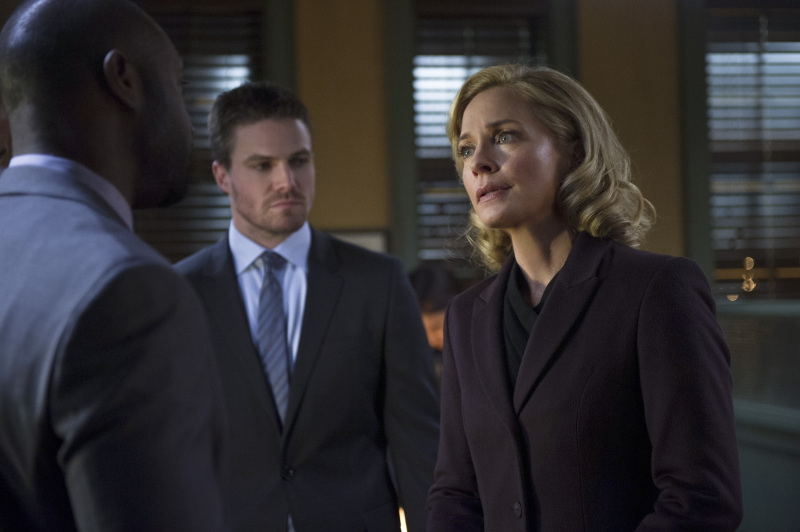 Still of Adrian Holmes, Susanna Thompson and Stephen Amell in Strele (2012)