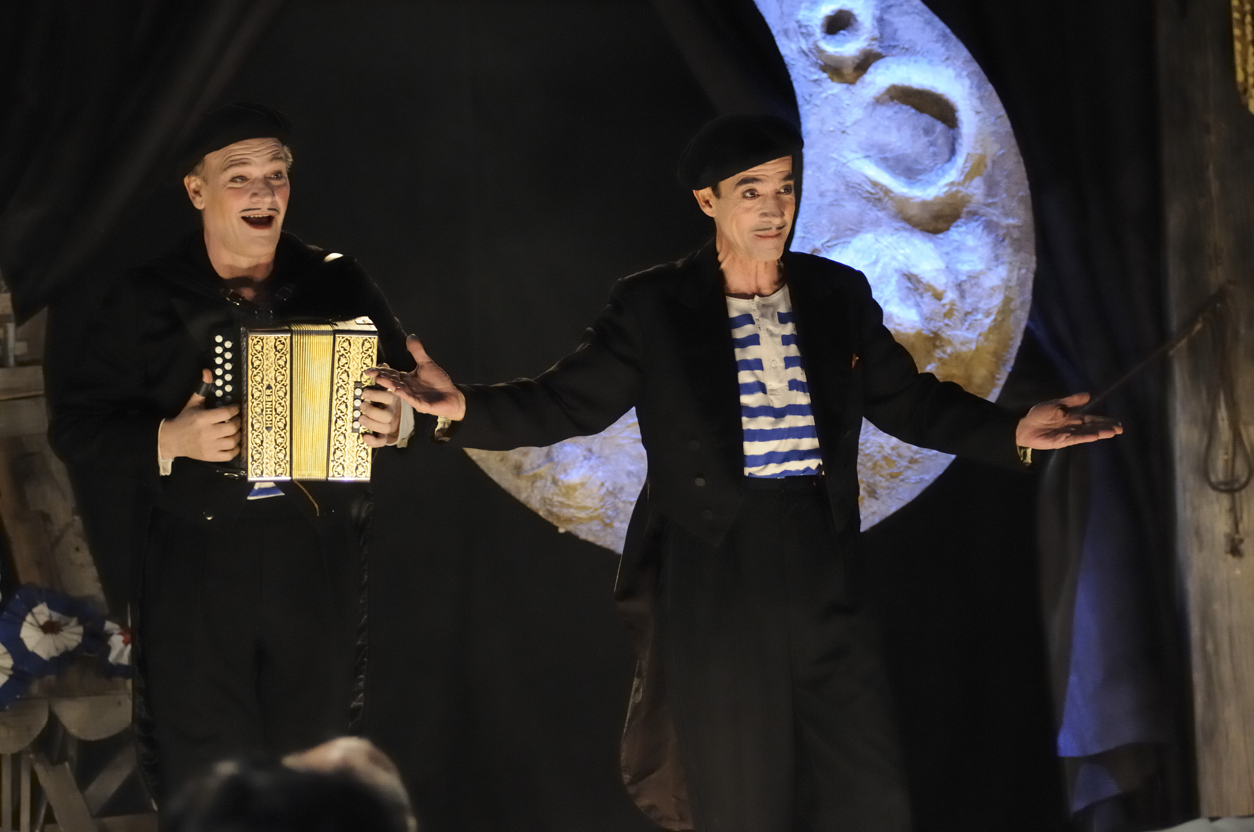 Imanol Arias and Lluís Homar in Pájaros de papel (2010)