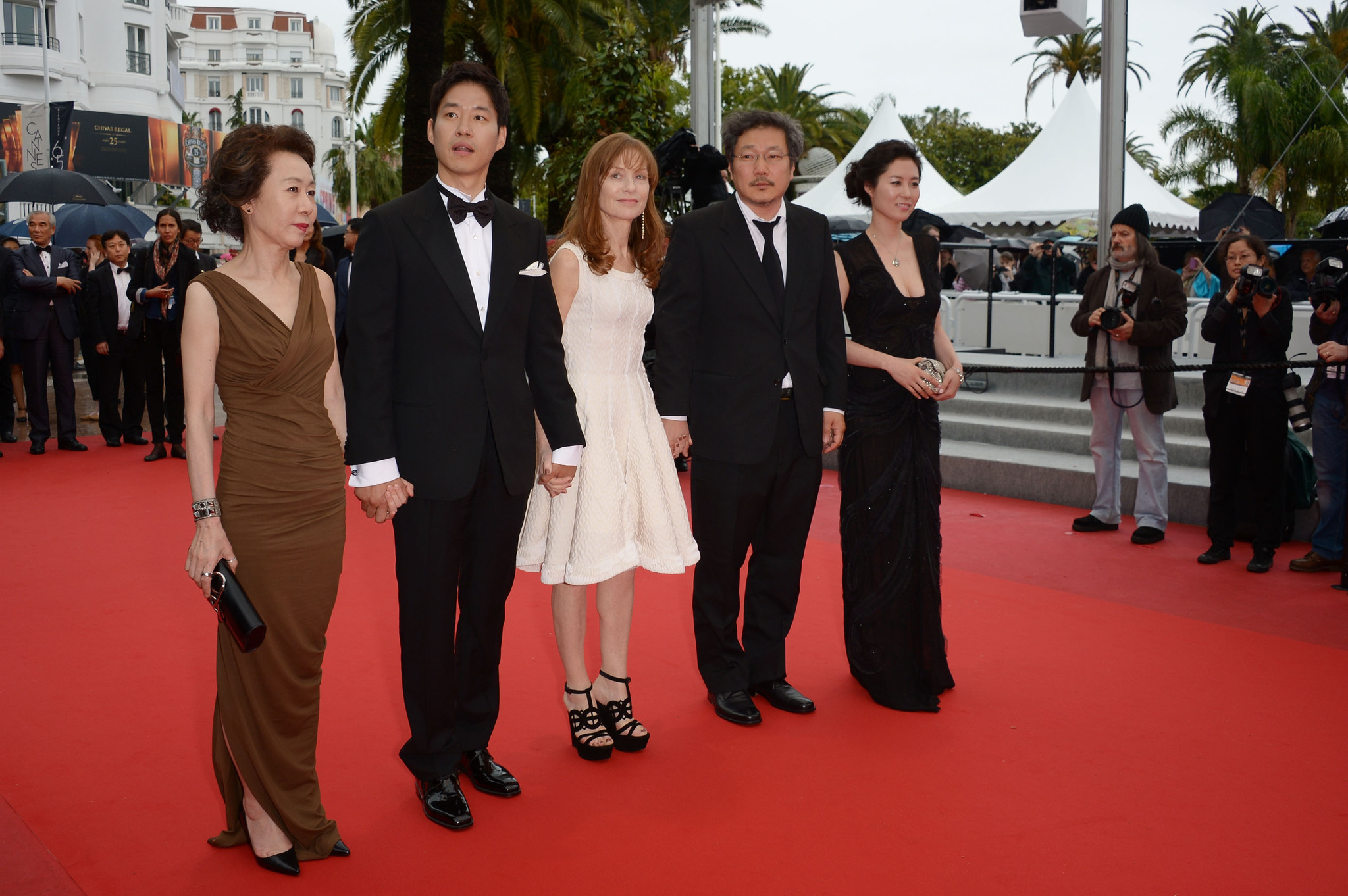 Isabelle Huppert, Sang-soo Hong and Joon-sang Yoo at event of Da-reun na-ra-e-seo (2012)