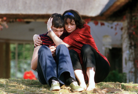 Still of Emily Watson and Nicholas Hoult in Wah-Wah (2005)