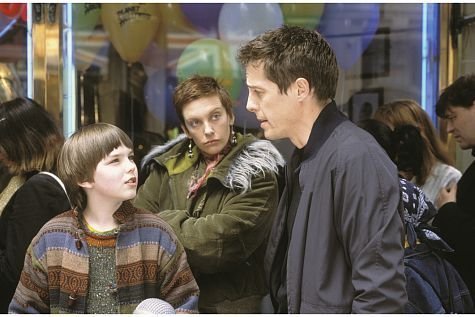 Still of Hugh Grant, Toni Collette and Nicholas Hoult in Gyvenimas pagal ji (2002)