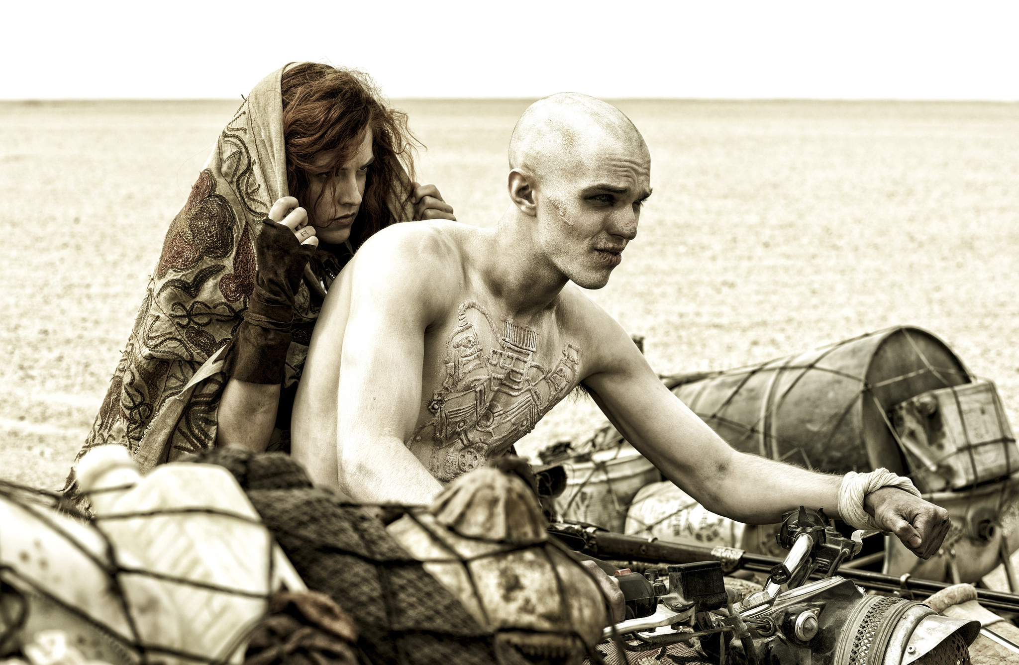 Still of Nicholas Hoult and Riley Keough in Paseles Maksas: ituzio kelias (2015)