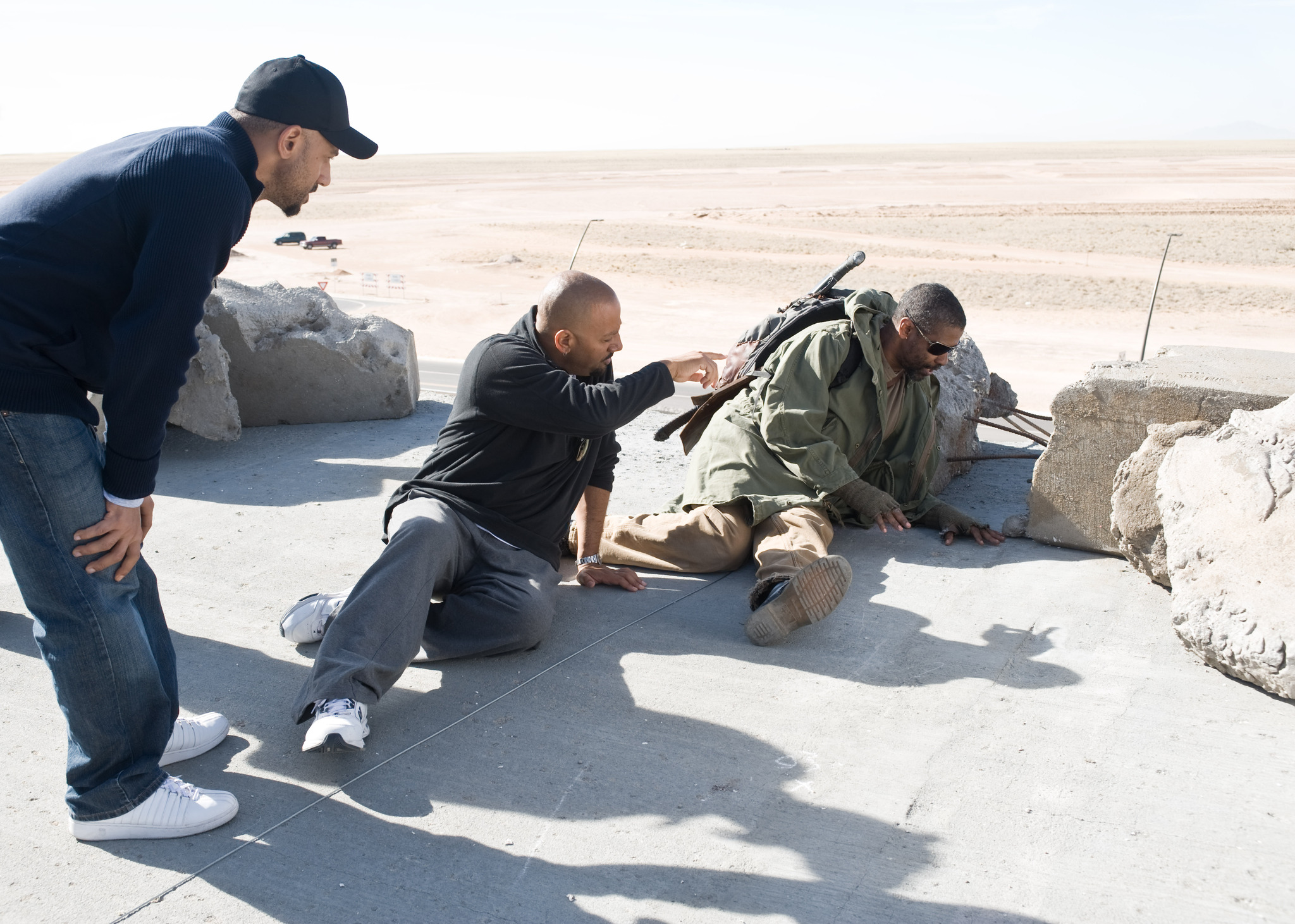 Still of Denzel Washington, Albert Hughes and Allen Hughes in Elijaus knyga (2010)