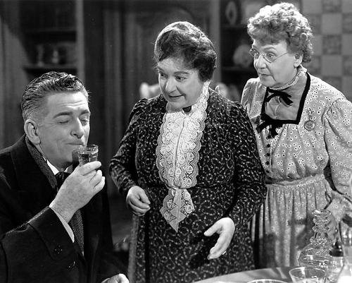Still of Edward Everett Horton, Jean Adair and Josephine Hull in Arsenic and Old Lace (1944)