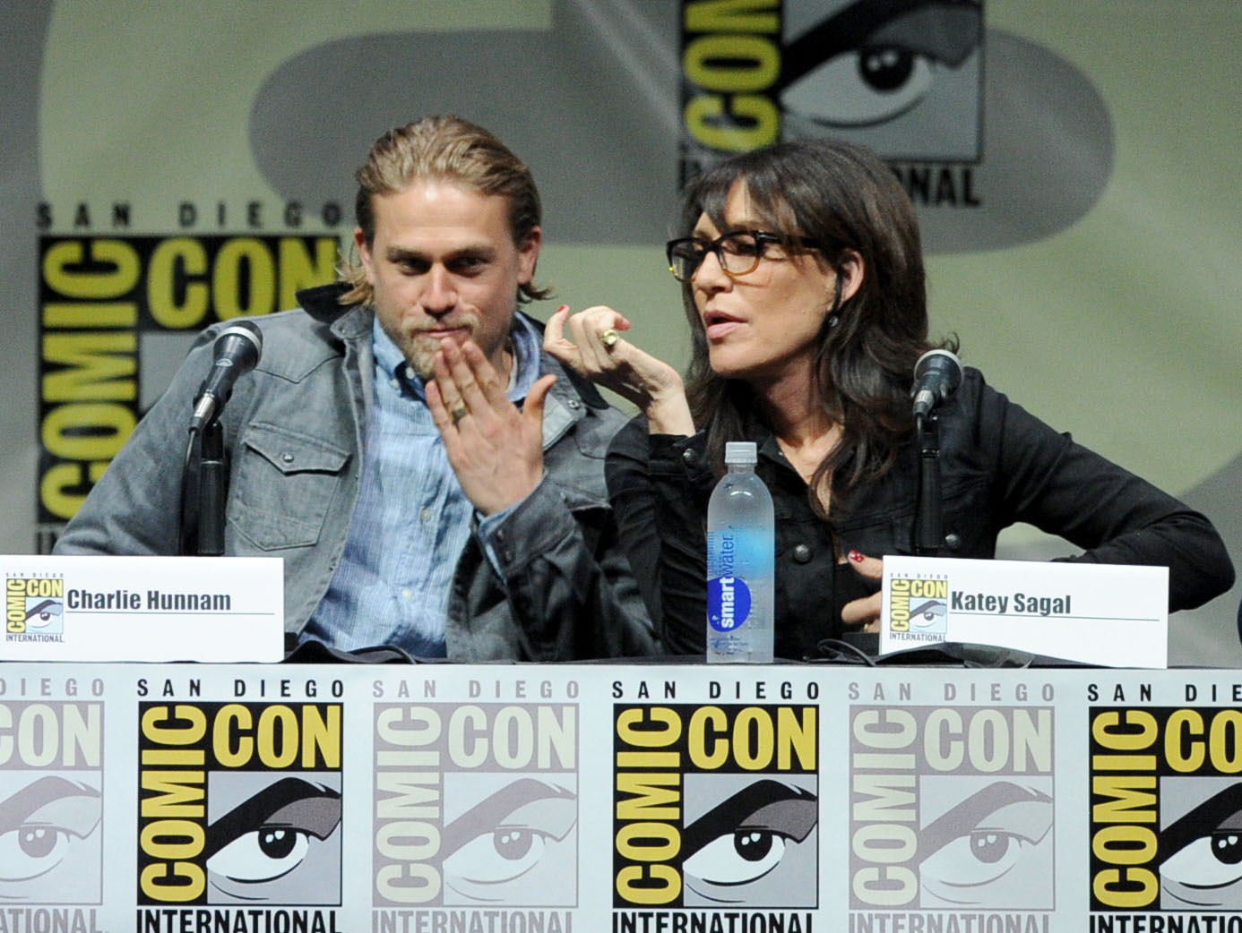 Katey Sagal and Charlie Hunnam at event of Sons of Anarchy (2008)
