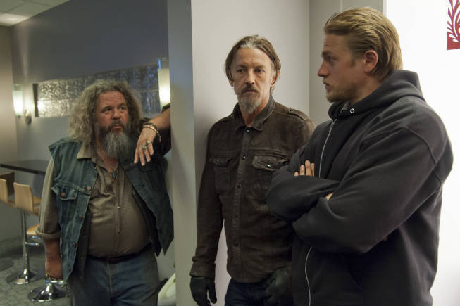 Still of Charlie Hunnam and Mark Boone in Sons of Anarchy (2008)