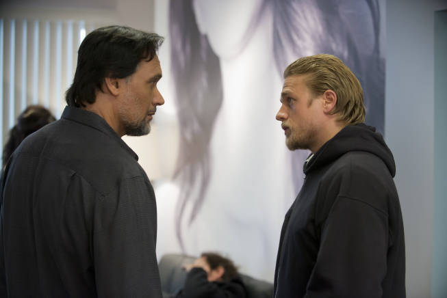 Still of Jimmy Smits and Charlie Hunnam in Sons of Anarchy (2008)