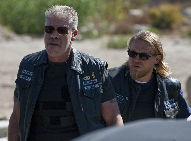 Still of Ron Perlman and Charlie Hunnam in Sons of Anarchy (2008)