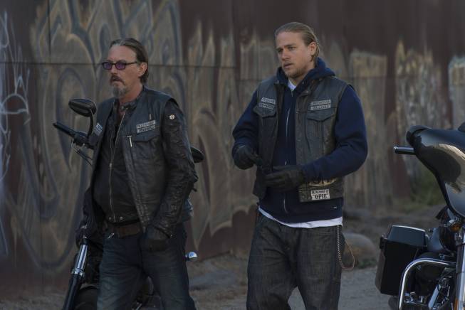 Still of Tommy Flanagan and Charlie Hunnam in Sons of Anarchy (2008)