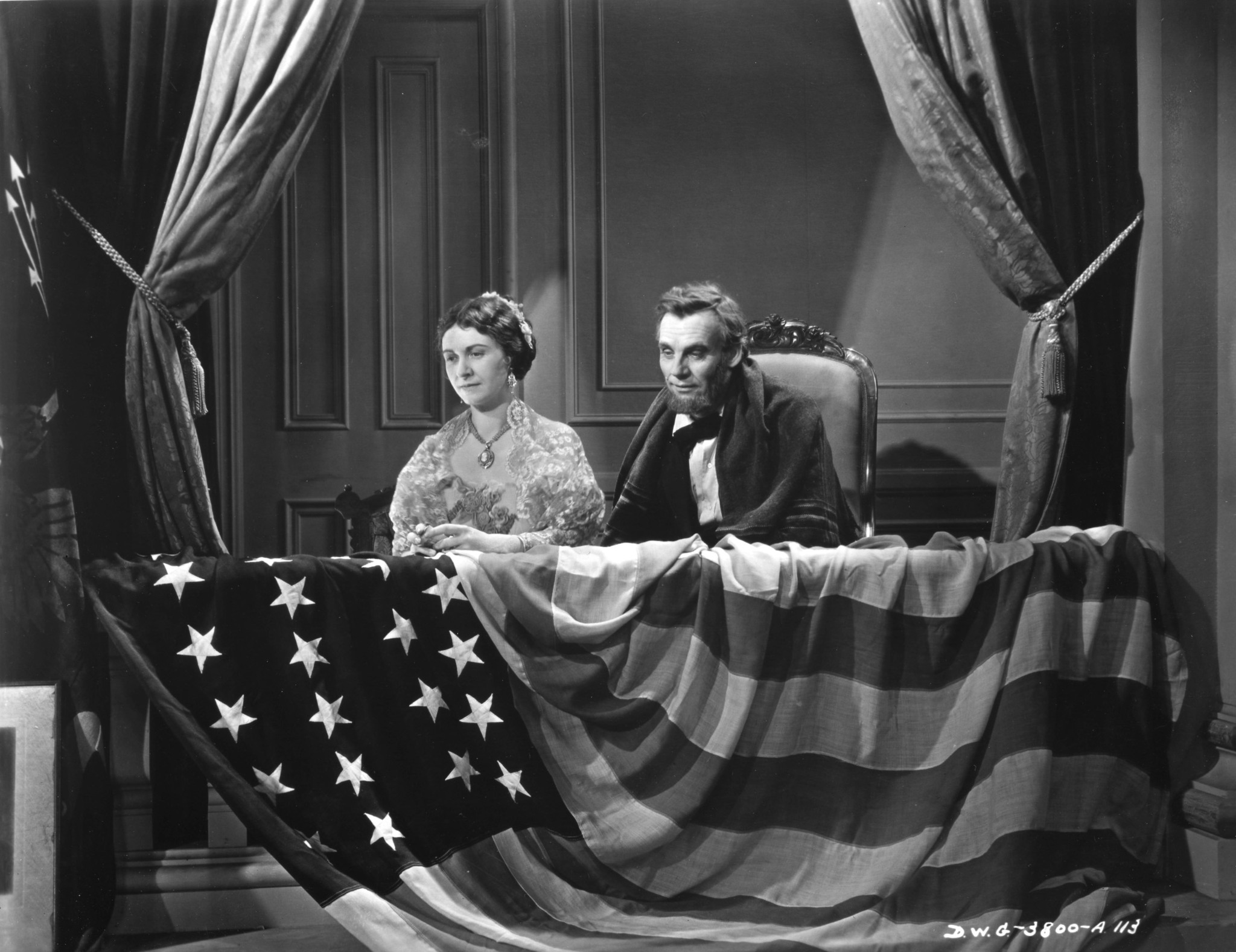 Still of Kay Hammond and Walter Huston in Abraham Lincoln (1930)