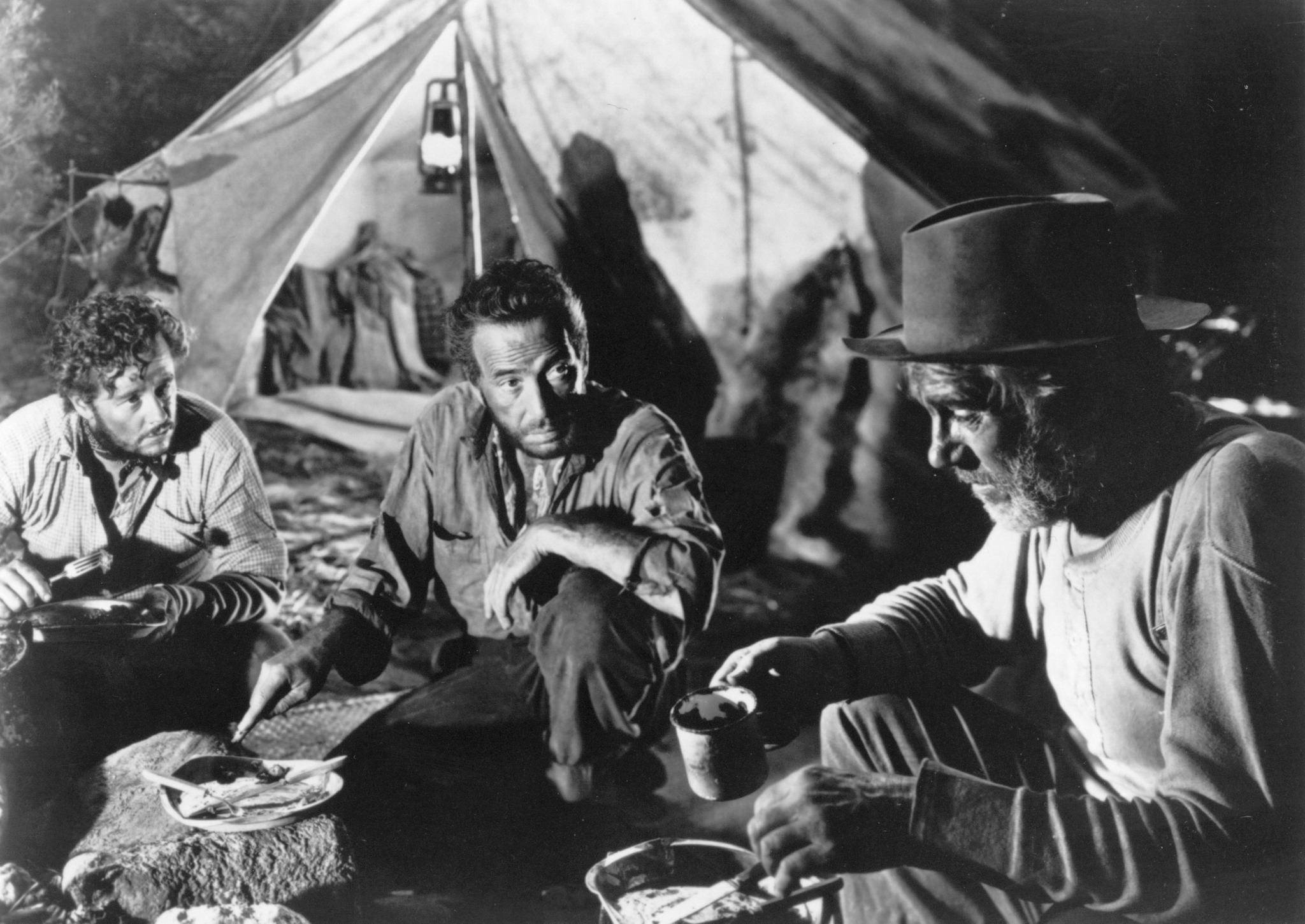 Still of Humphrey Bogart, Tim Holt and Walter Huston in The Treasure of the Sierra Madre (1948)