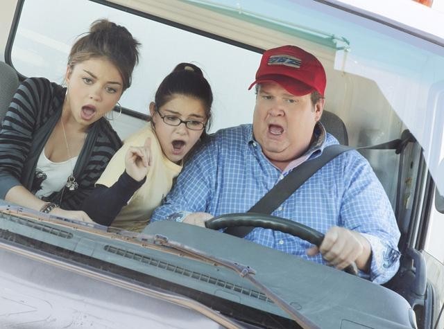 Still of Sarah Hyland, Eric Stonestreet and Ariel Winter in Moderni seima (2009)