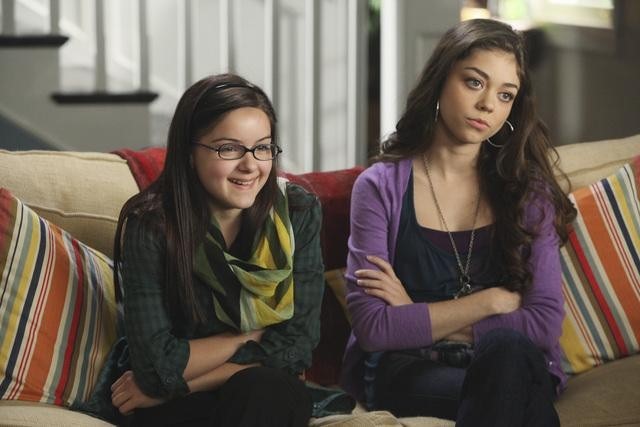 Still of Sarah Hyland and Ariel Winter in Moderni seima (2009)