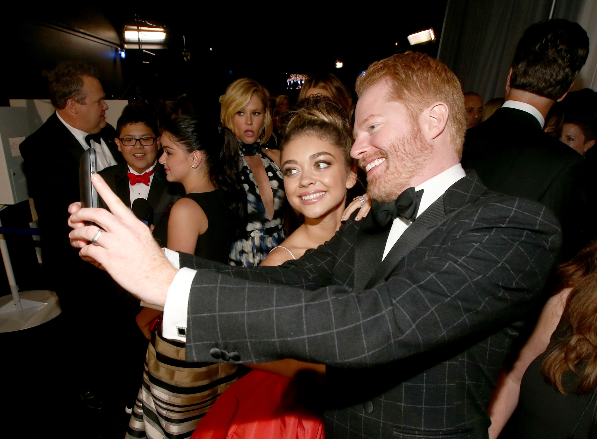 Jesse Tyler Ferguson and Sarah Hyland at event of The 66th Primetime Emmy Awards (2014)