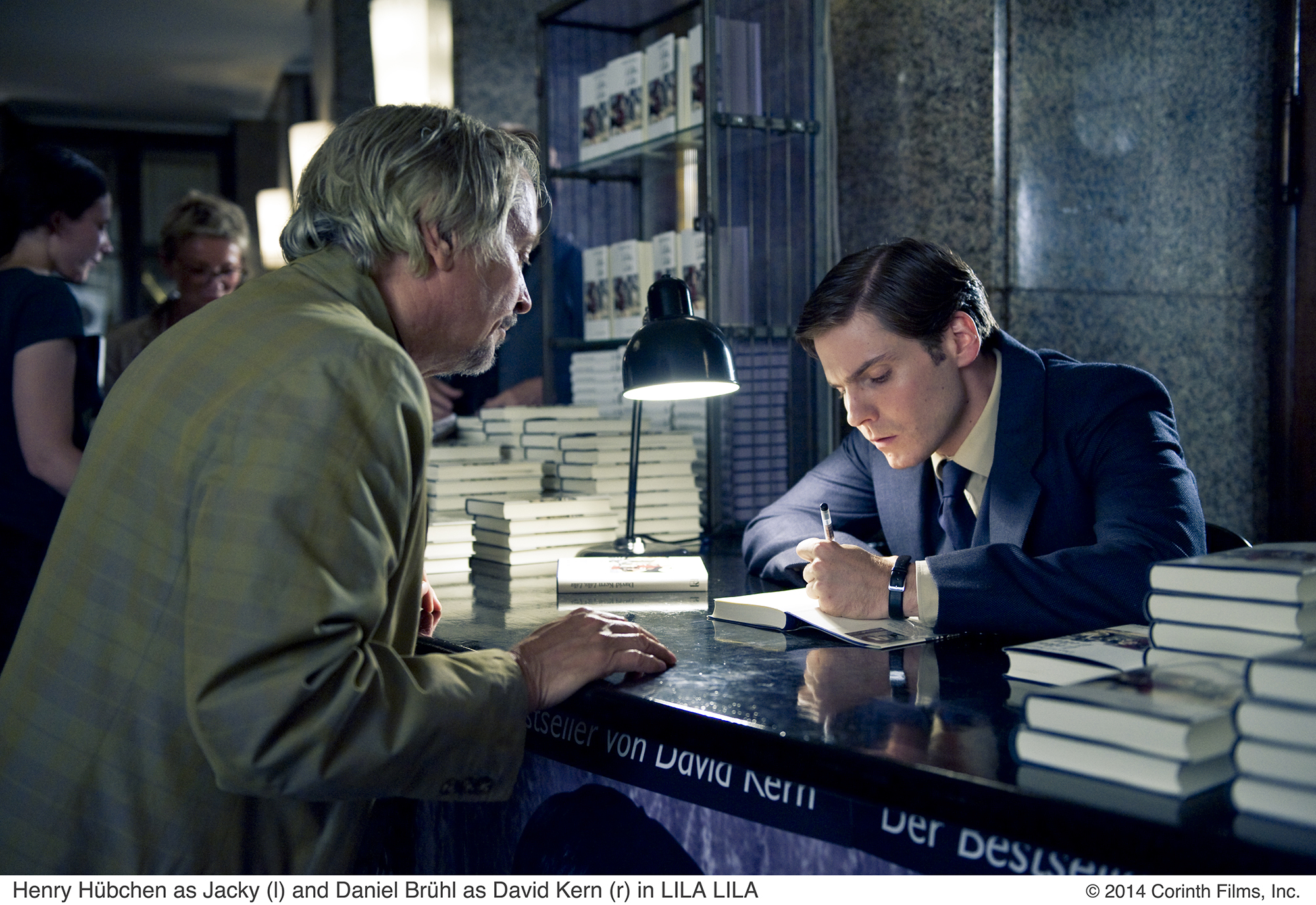 Still of Daniel Brühl and Henry Hübchen in Lila, Lila (2009)