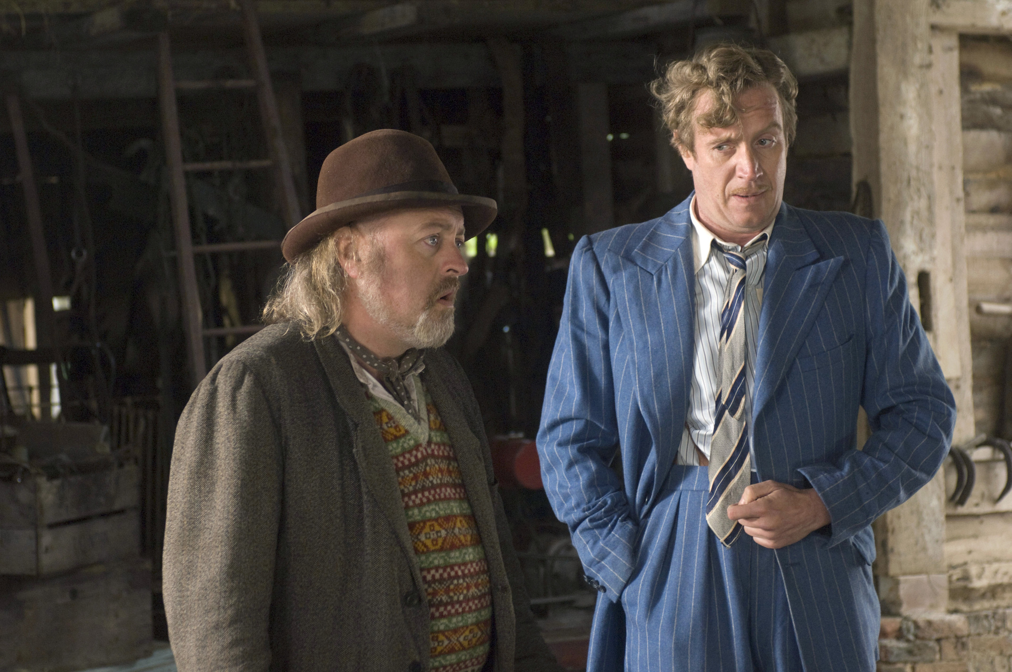 Still of Bill Bailey and Rhys Ifans in Aukle Makfi ir didysis sprogimas (2010)