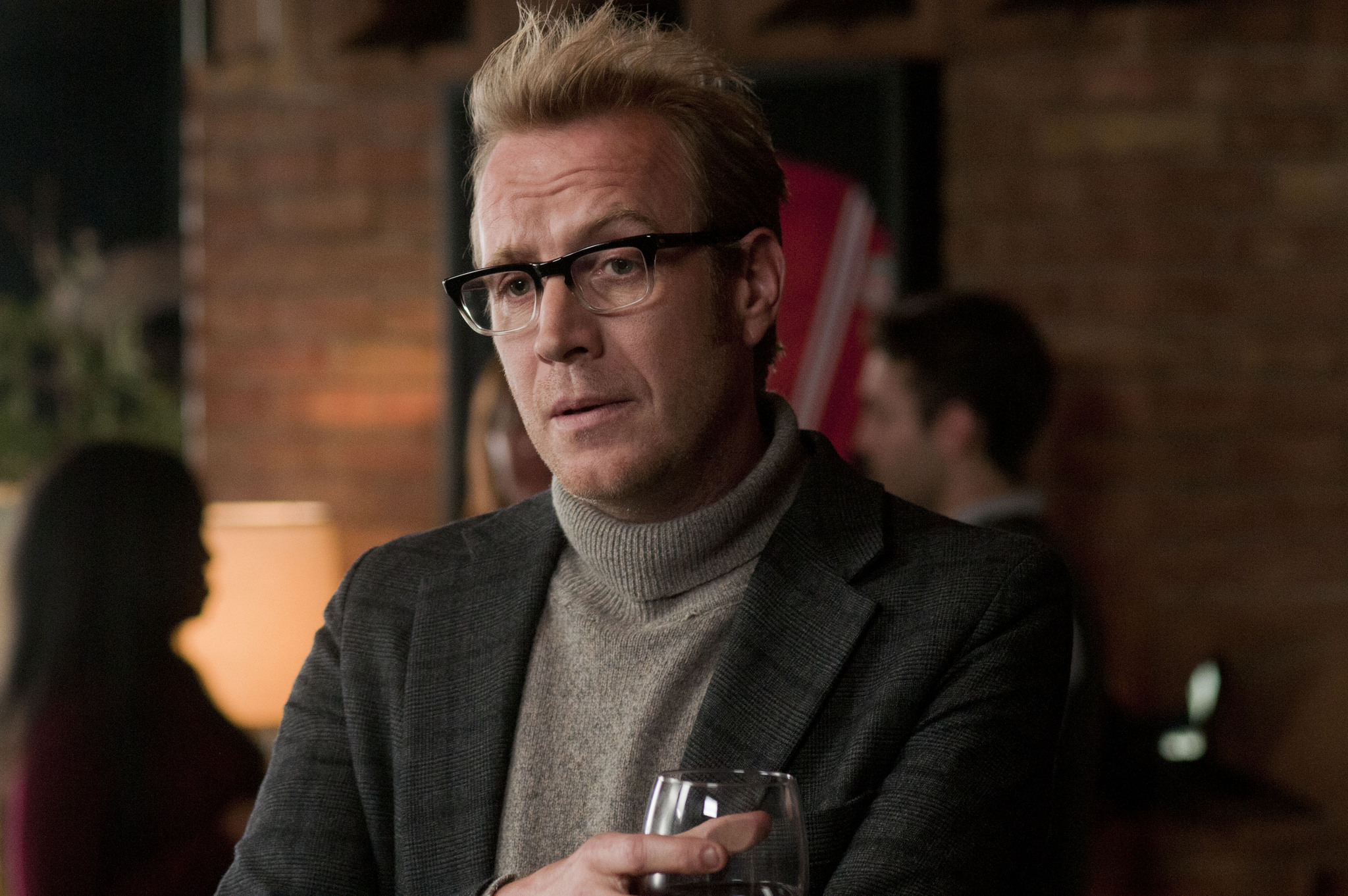 Still of Rhys Ifans in Susizadeje penkerius metus (2012)