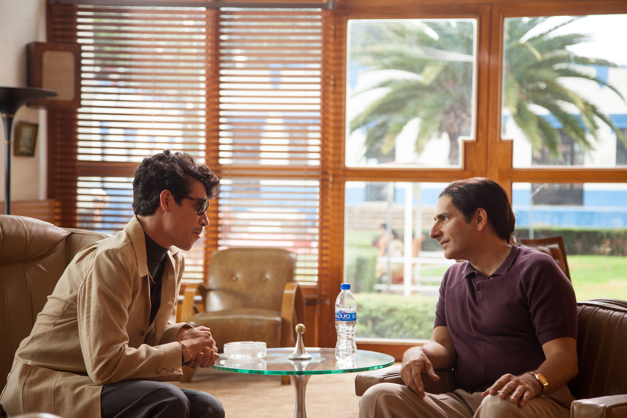 Still of Michael Imperioli and Óscar Jaenada in Cantinflas (2014)