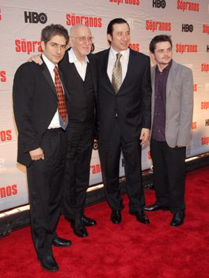 Federico Castelluccio, Dominic Chianese, Robert Iler and Michael Imperioli at event of Sopranai (1999)