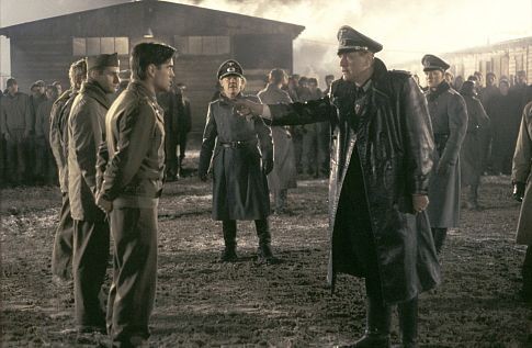 Still of Colin Farrell and Marcel Iures in Hart's War (2002)