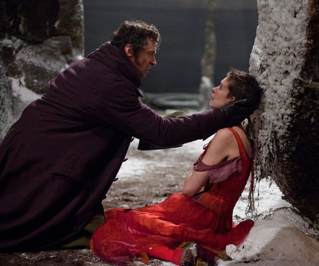Still of Anne Hathaway and Hugh Jackman in Vargdieniai (2012)