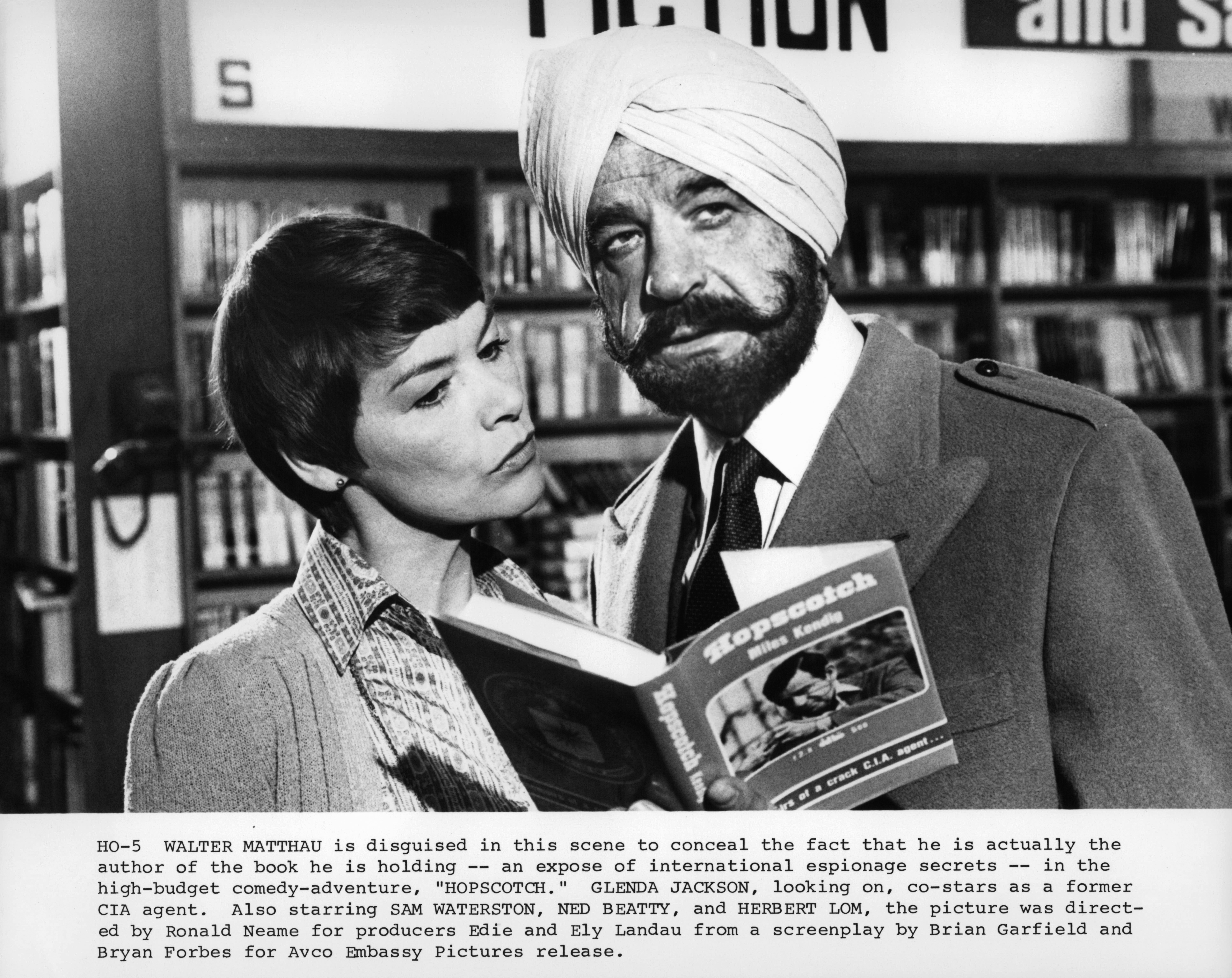 Still of Walter Matthau and Glenda Jackson in Hopscotch (1980)