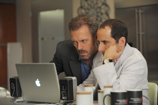 Still of Peter Jacobson and Hugh Laurie in Hausas (2004)