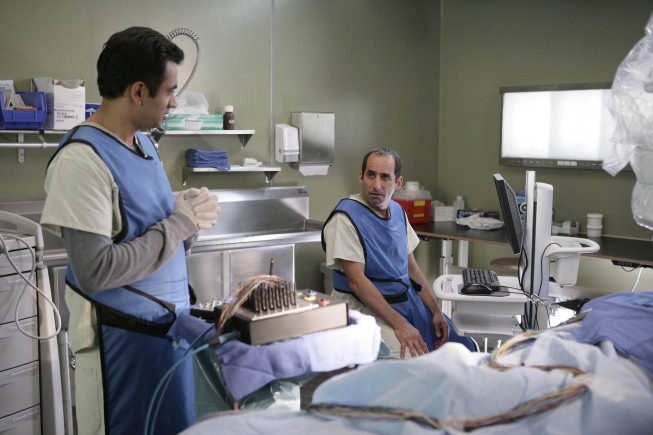 Still of Peter Jacobson and Kal Penn in Hausas (2004)