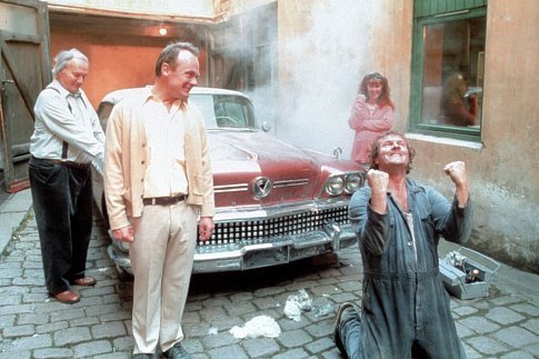 Still of Per Christensen, Per Christian Ellefsen, Marit Pia Jacobsen and Sven Nordin in Elling (2001)