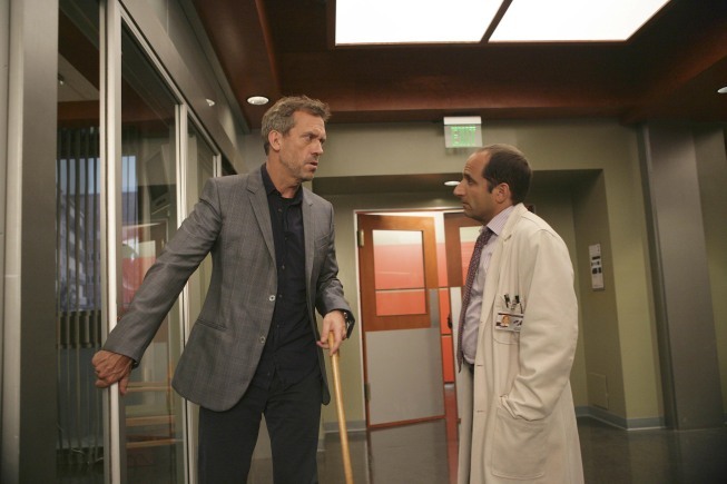 Still of Peter Jacobson and Hugh Laurie in Hausas (2004)