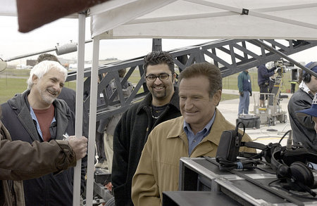 Robin Williams, Kia Jam, and John Schimmel on the set of The Big White