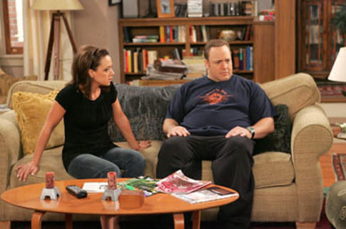 Still of Kevin James and Leah Remini in The King of Queens (1998)