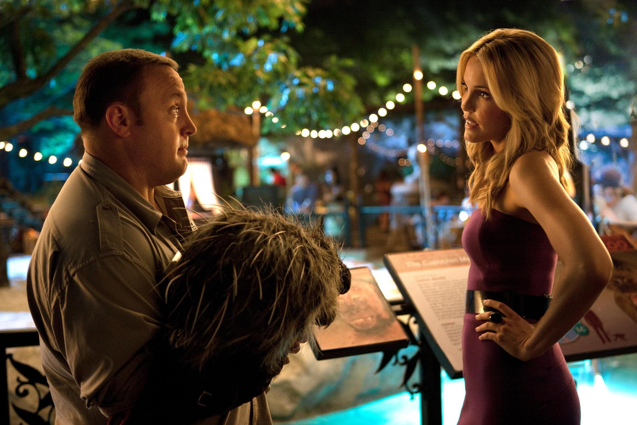 Still of Leslie Bibb and Kevin James in Zoologijos sodo priziuretojas (2011)