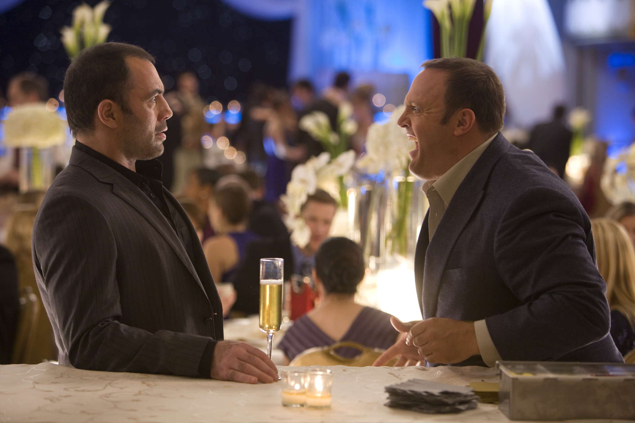 Still of Kevin James and Joe Rogan in Zoologijos sodo priziuretojas (2011)