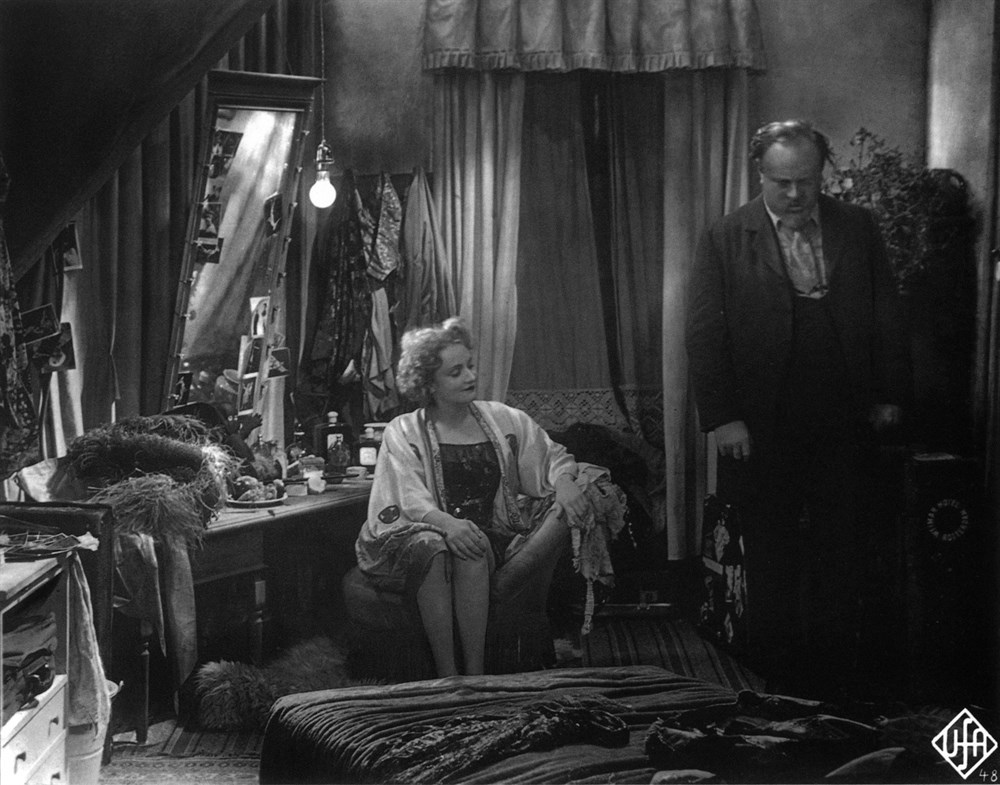 Still of Marlene Dietrich and Emil Jannings in Der blaue Engel (1930)