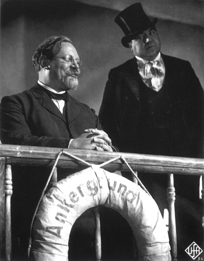 Still of Kurt Gerron and Emil Jannings in Der blaue Engel (1930)