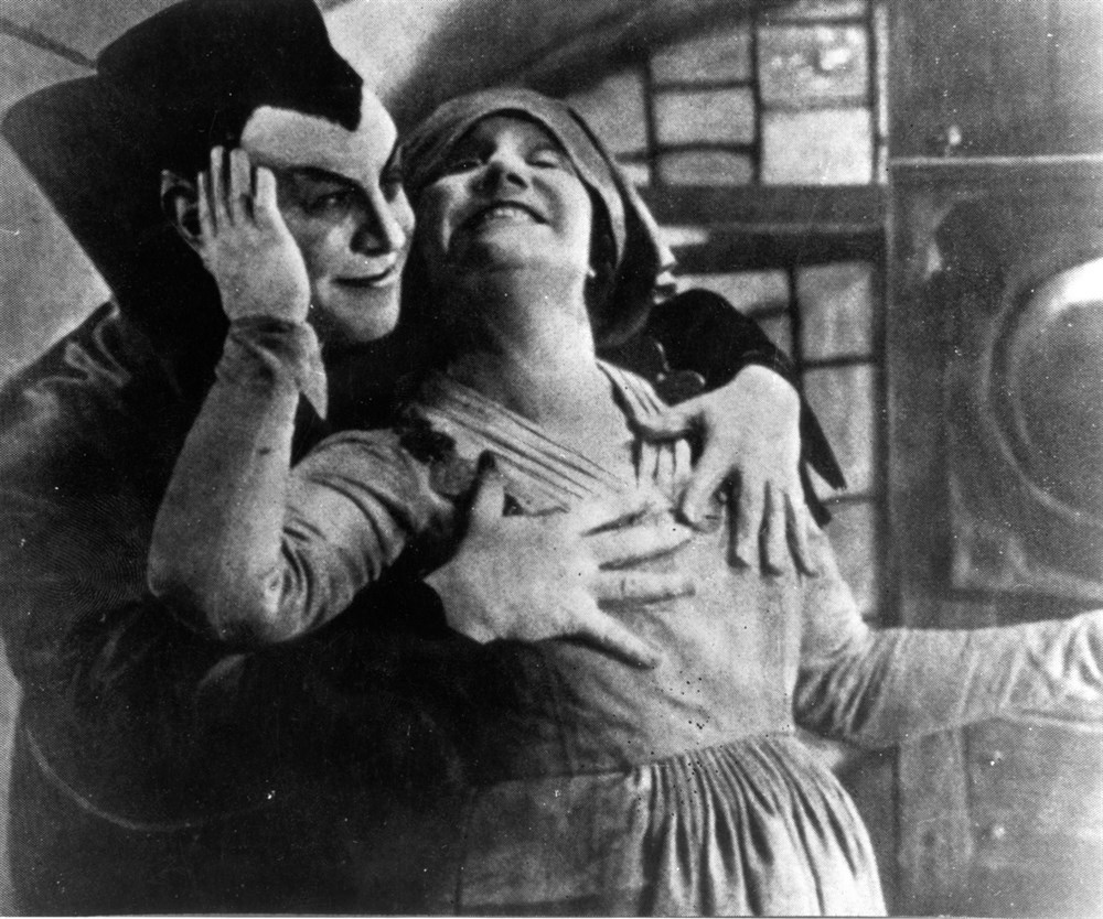 Still of Yvette Guilbert and Emil Jannings in Faust: Eine deutsche Volkssage (1926)