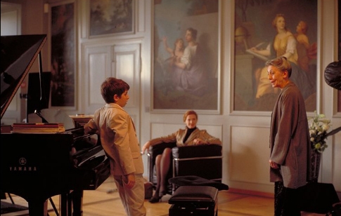 Still of Julika Jenkins, Annelore Sarbach and Teo Gheorghiu in Vitus (2006)