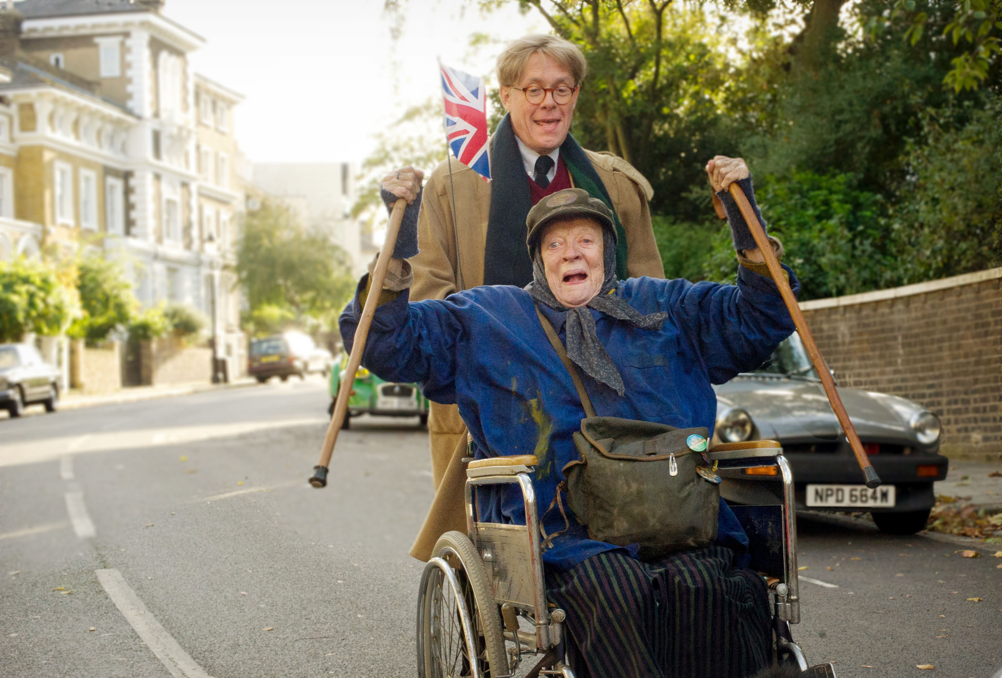 Still of Maggie Smith and Alex Jennings in The Lady in the Van (2015)