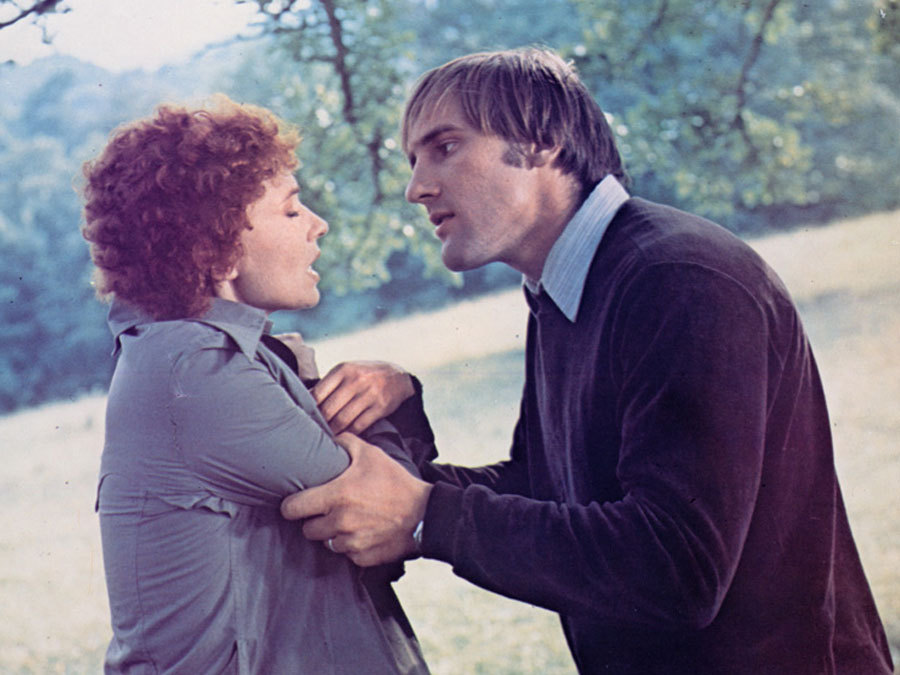 Still of Gérard Depardieu and Marlène Jobert in Pas si méchant que ça (1975)