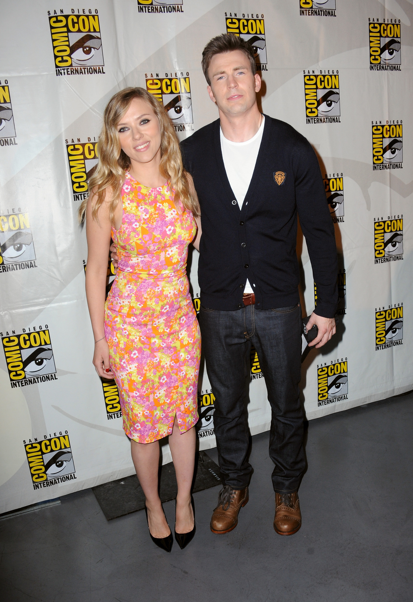 Chris Evans and Scarlett Johansson at event of Kapitonas Amerika: ziemos karys (2014)
