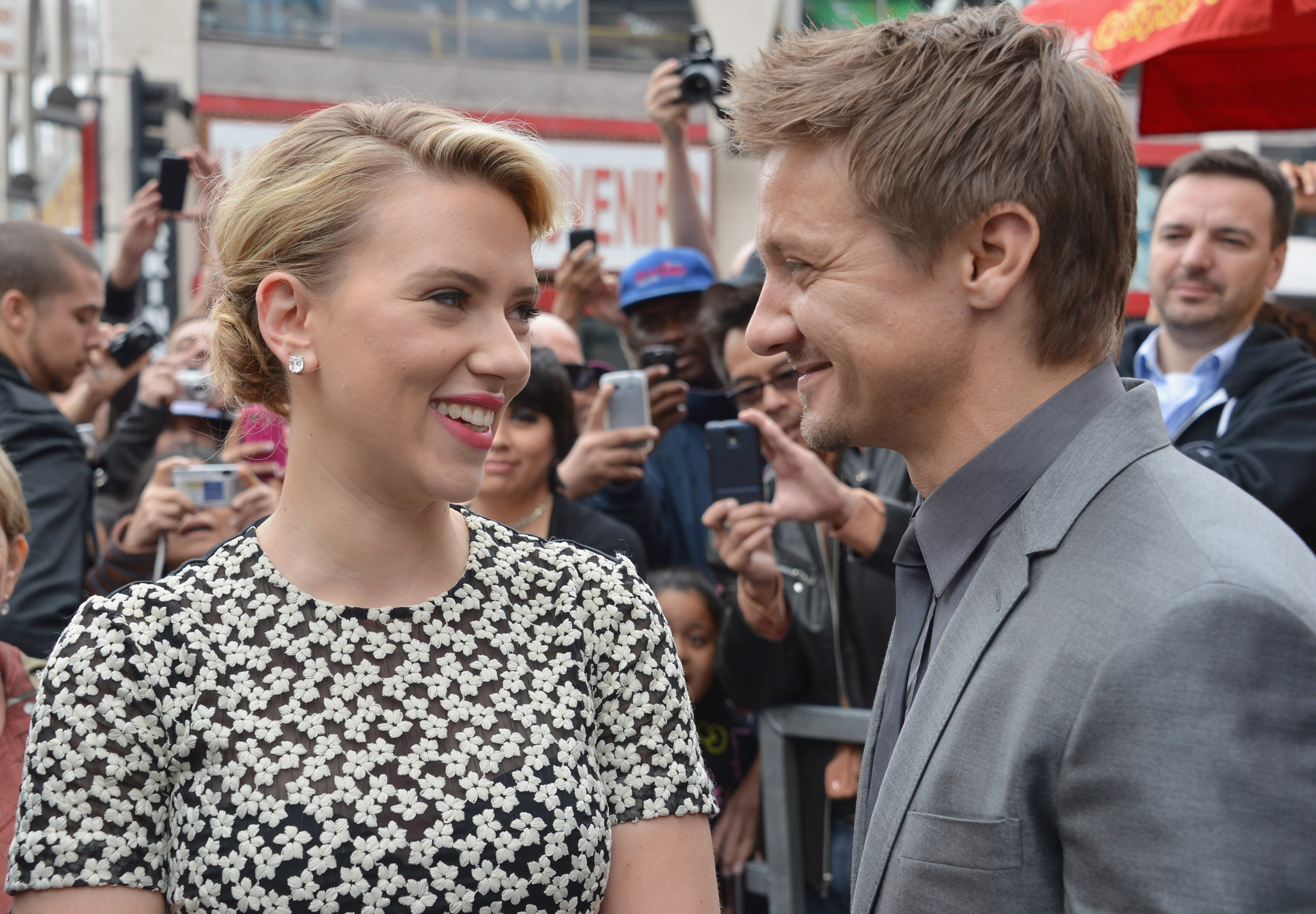 Scarlett Johansson and Jeremy Renner